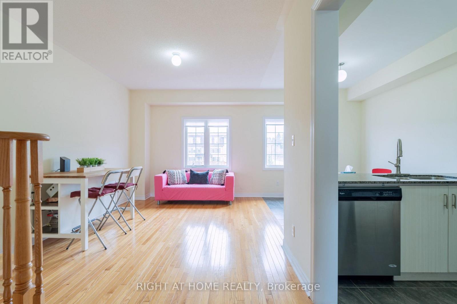 1518 Shepway Mews, Pickering, Ontario  L1X 0C7 - Photo 15 - E12949756