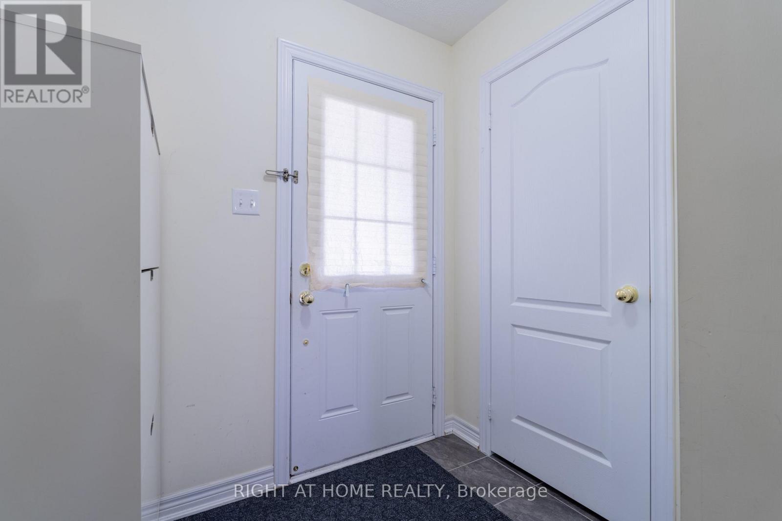 1518 Shepway Mews, Pickering, Ontario  L1X 0C7 - Photo 4 - E12949756