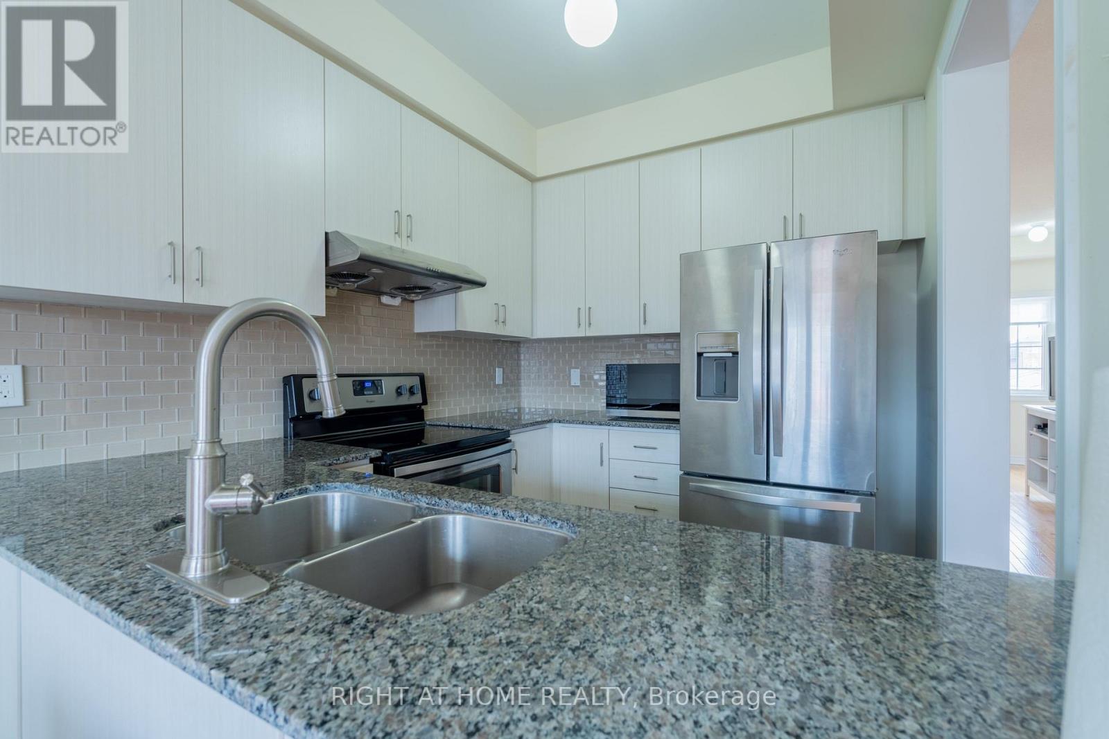 1518 Shepway Mews, Pickering, Ontario  L1X 0C7 - Photo 9 - E12949756