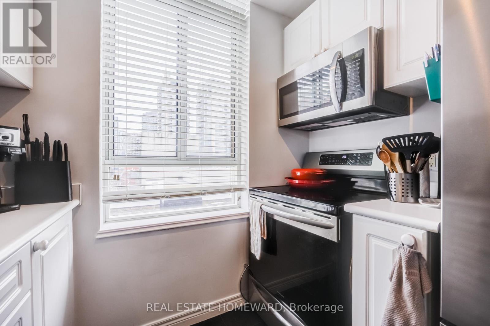 702 - 135 Maitland Street, Toronto, Ontario  M4Y 1E5 - Photo 11 - C12941344