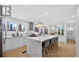 4 HOLMAN CRESCENT, Aurora, Ontario