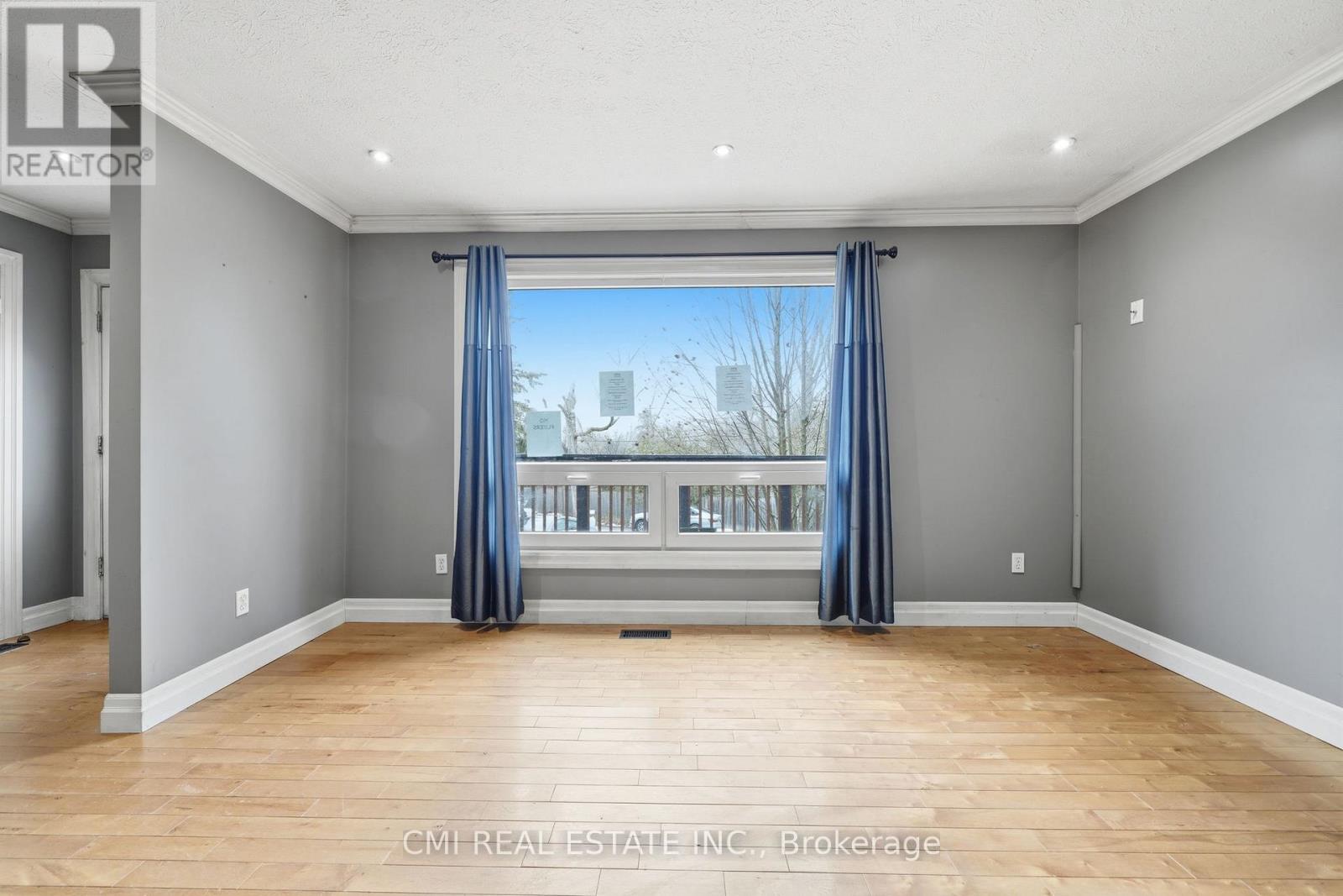 5 Pineway Avenue, Georgina, Ontario  L4P 1X8 - Photo 10 - N12949722