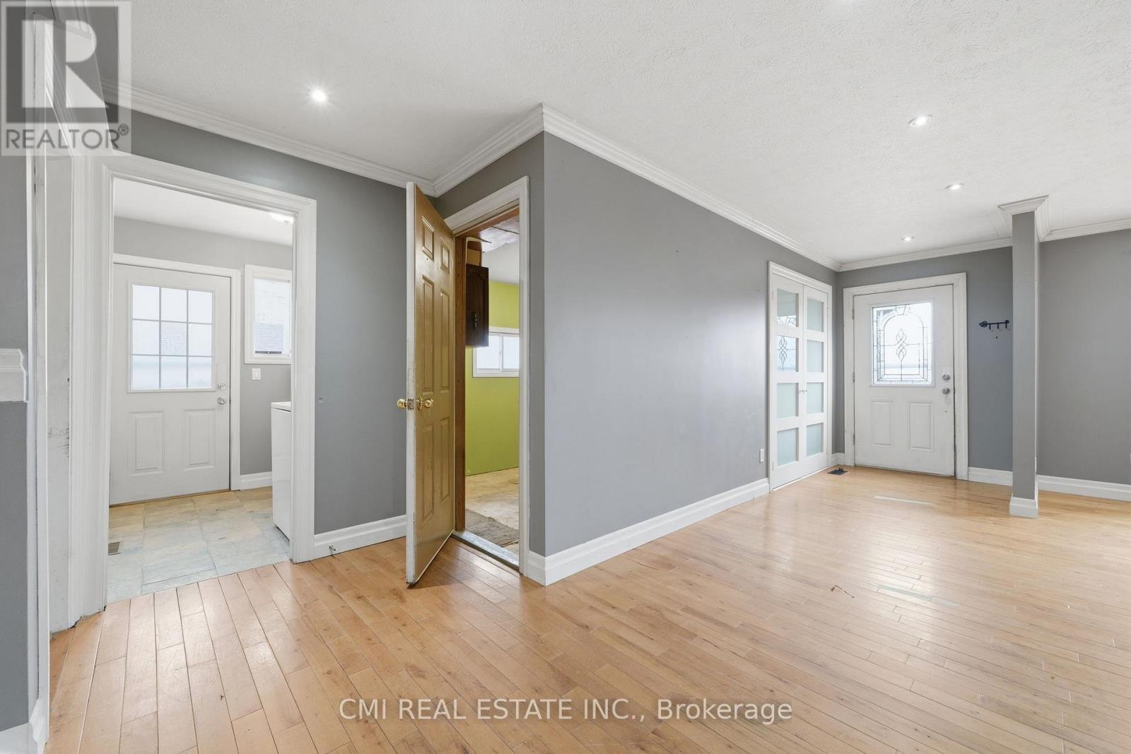 5 Pineway Avenue, Georgina, Ontario  L4P 1X8 - Photo 7 - N12949722