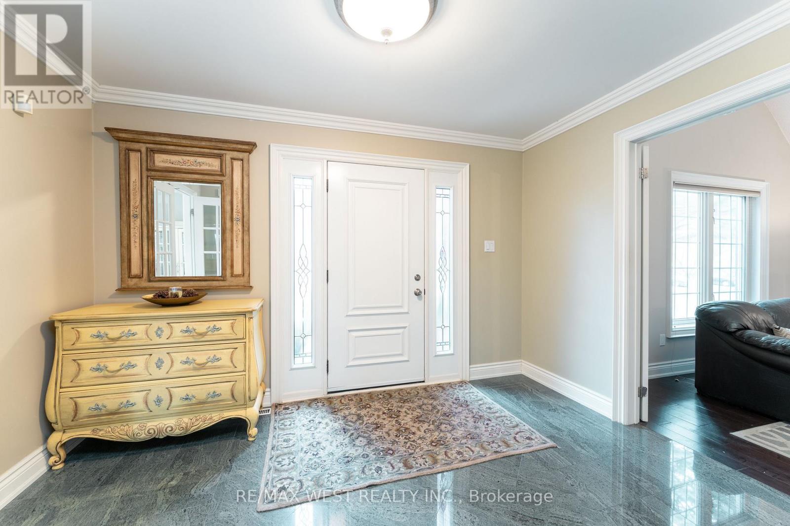 18 Harrowsmith Place, Richmond Hill, Ontario  L4E 2J9 - Photo 3 - N12949820