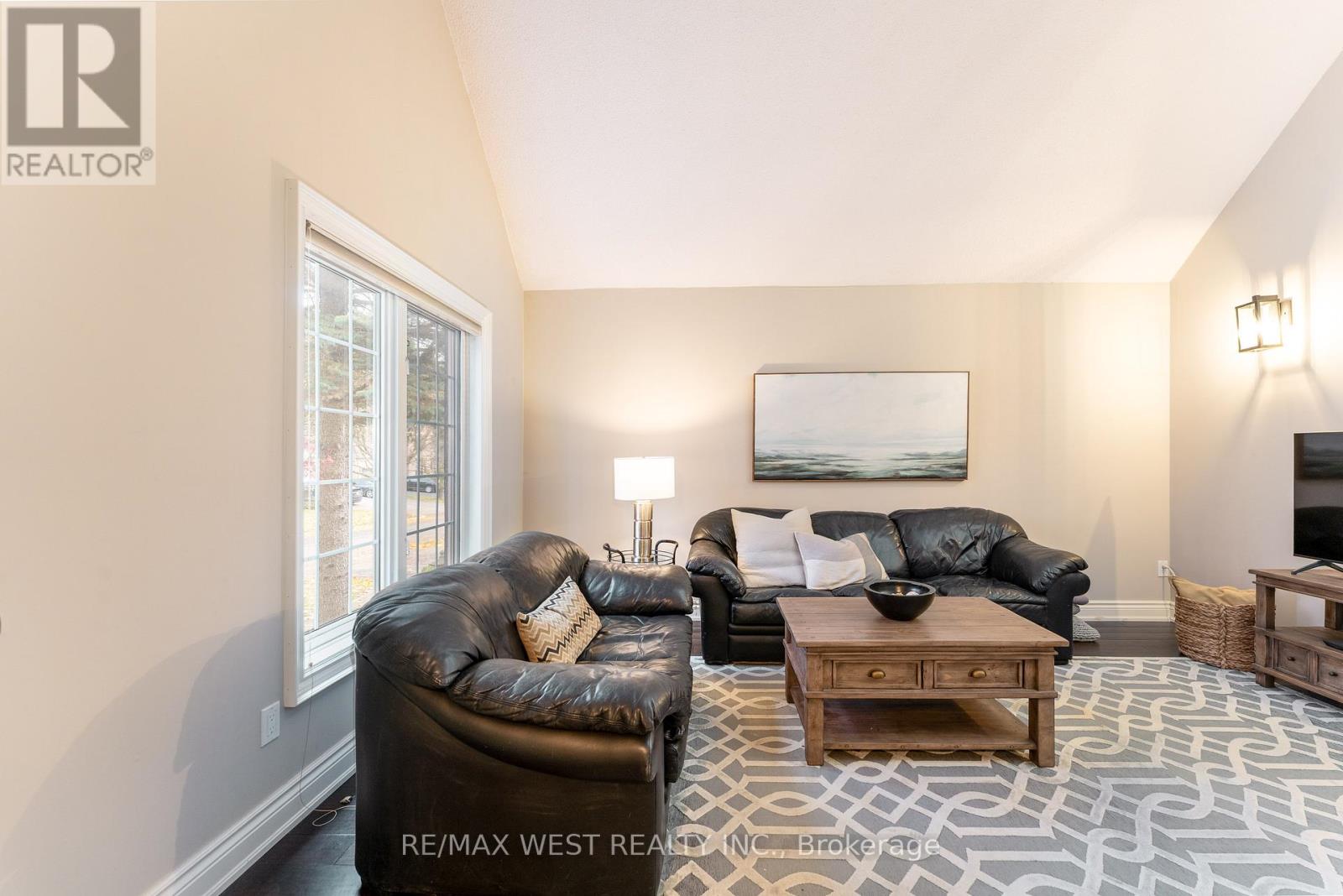 18 Harrowsmith Place, Richmond Hill, Ontario  L4E 2J9 - Photo 4 - N12949820