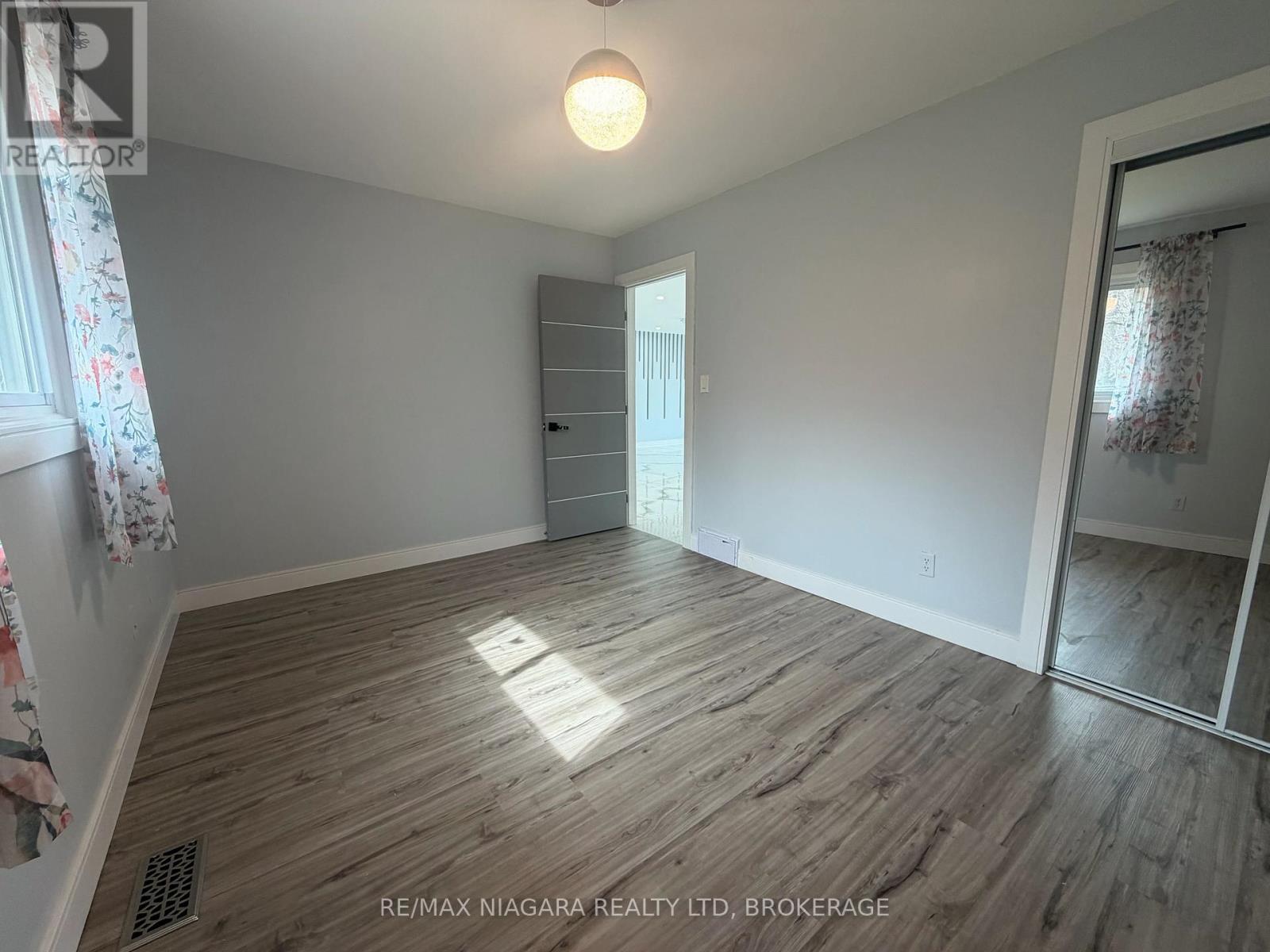 Upper - 42 Hemlock Street, St. Catharines, Ontario  L2T 4B7 - Photo 21 - X12890178