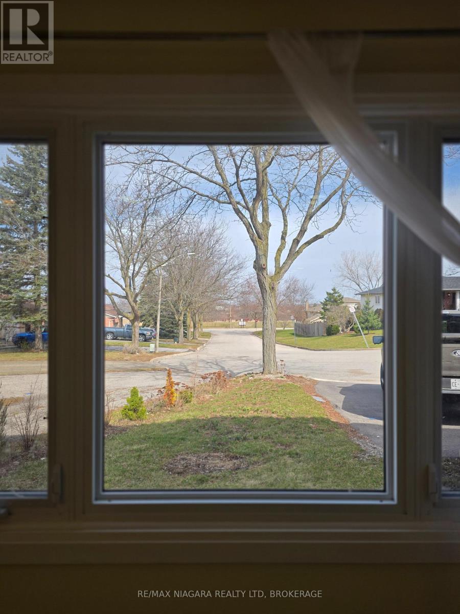 Upper - 42 Hemlock Street, St. Catharines, Ontario  L2T 4B7 - Photo 3 - X12890178