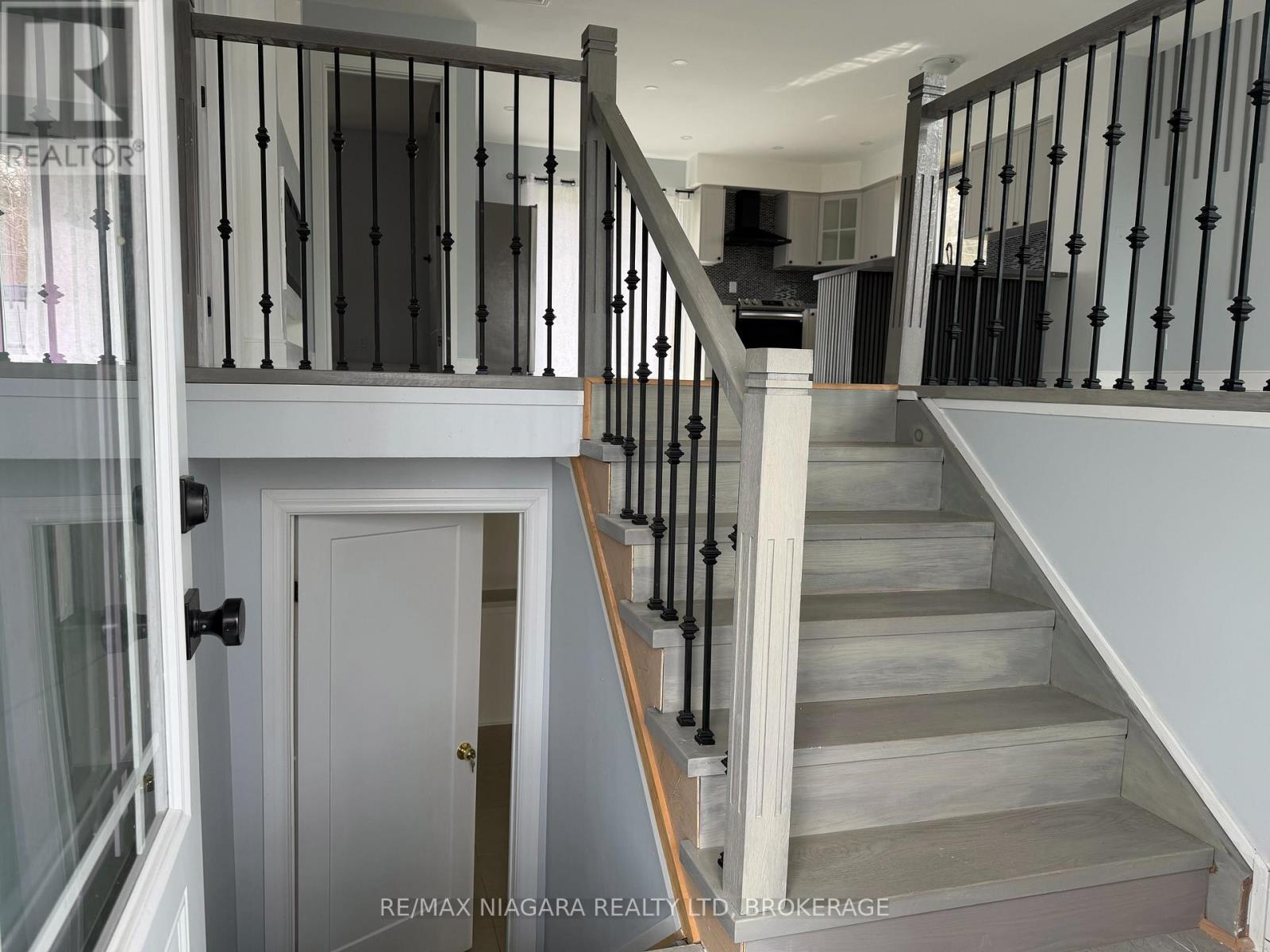 Upper - 42 Hemlock Street, St. Catharines, Ontario  L2T 4B7 - Photo 4 - X12890178