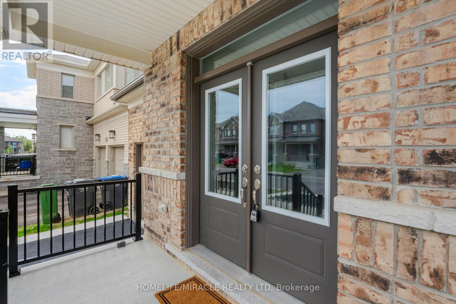 68 Circus Crescent, Brampton, Ontario  L7A 5E1 - Photo 3 - W12932418