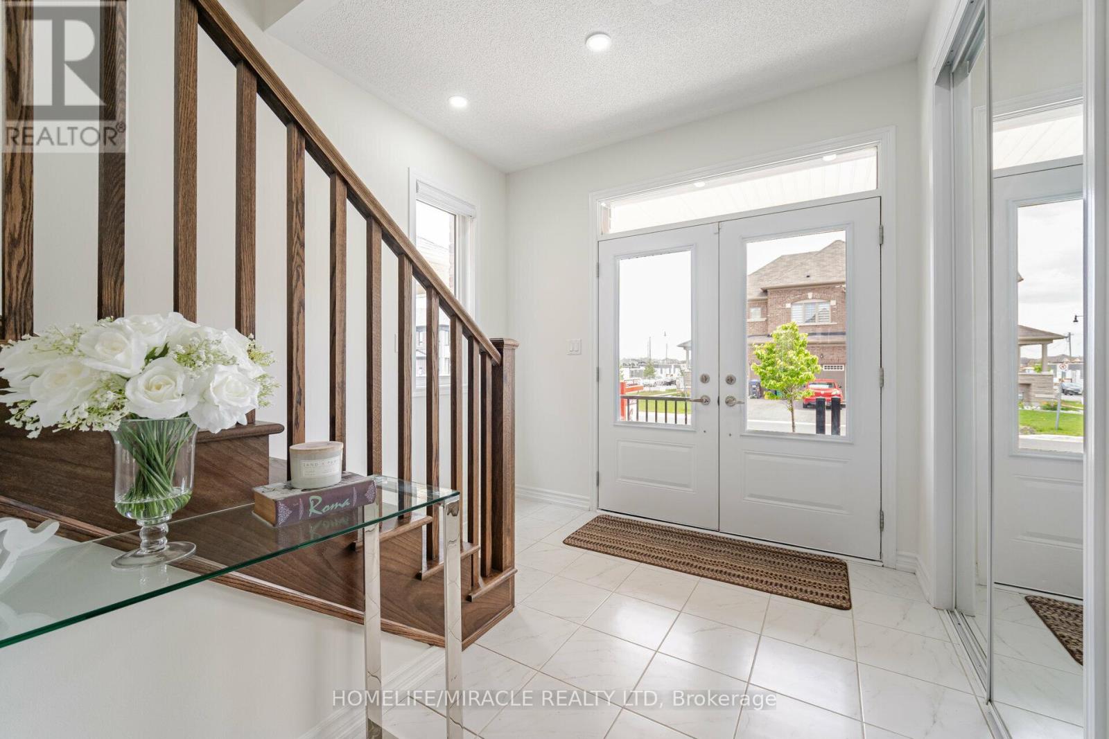 68 Circus Crescent, Brampton, Ontario  L7A 5E1 - Photo 4 - W12932418