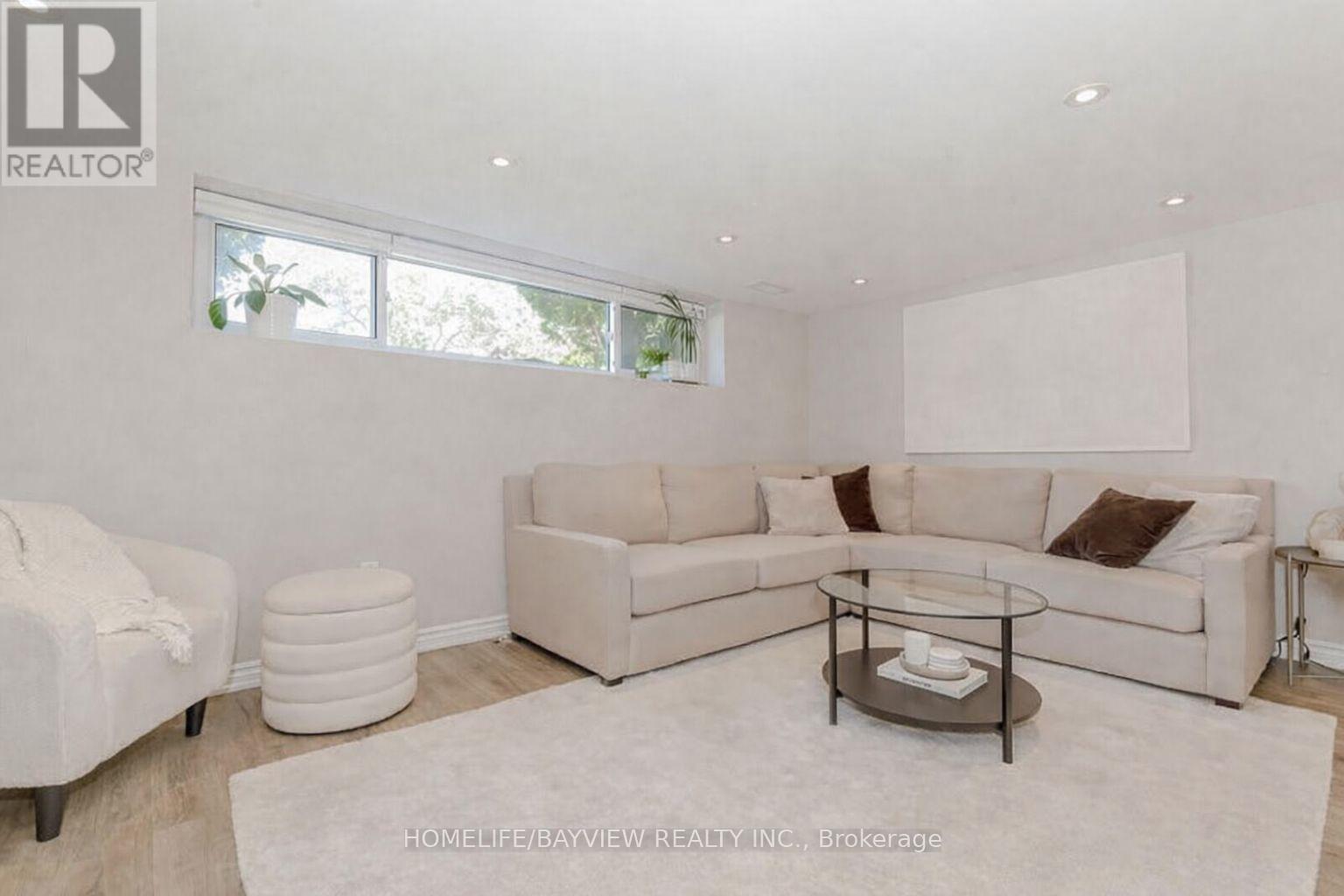 3542 Ashcroft Crescent, Mississauga, Ontario  L5C 2E7 - Photo 2 - W12945834