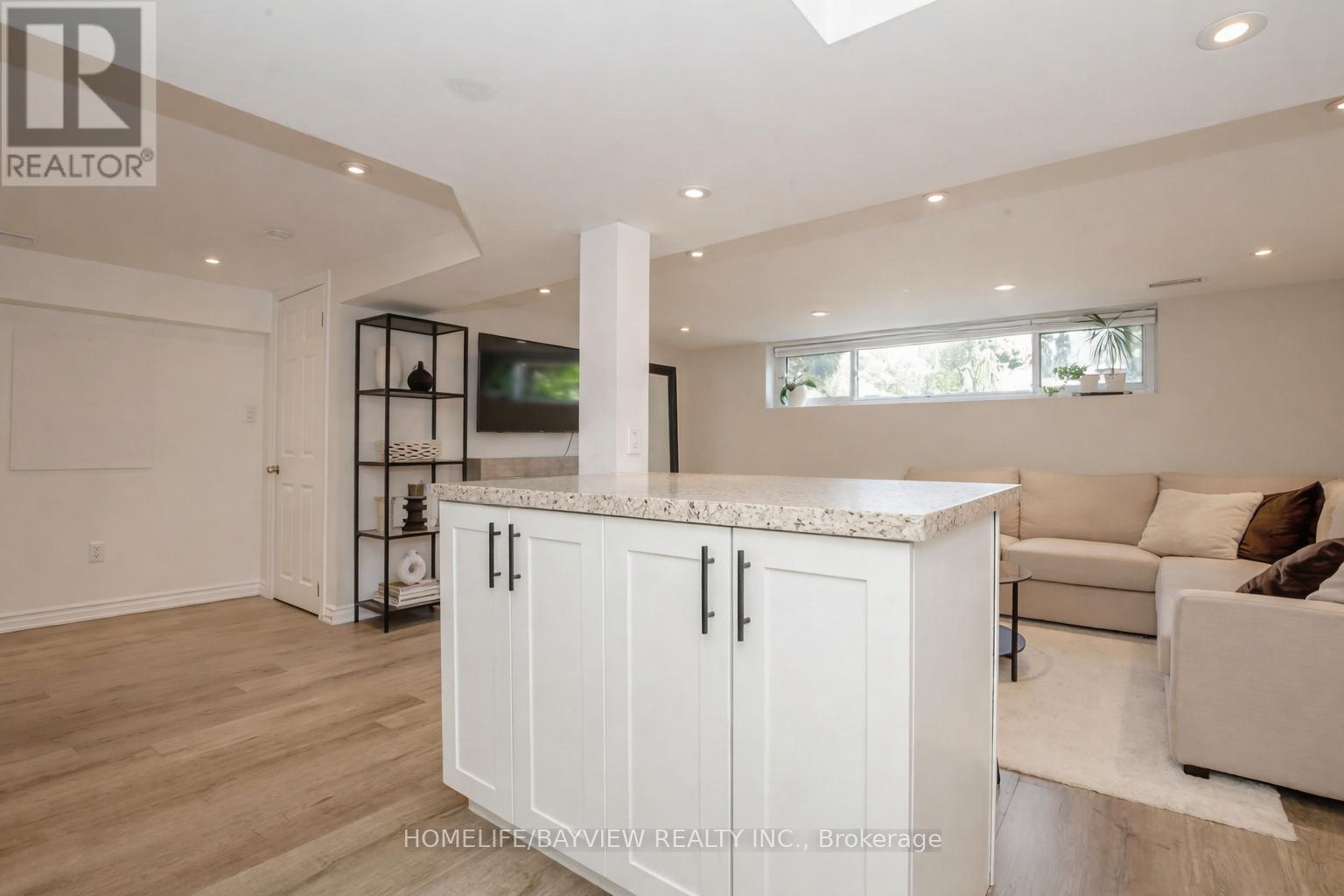 3542 Ashcroft Crescent, Mississauga, Ontario  L5C 2E7 - Photo 5 - W12945834