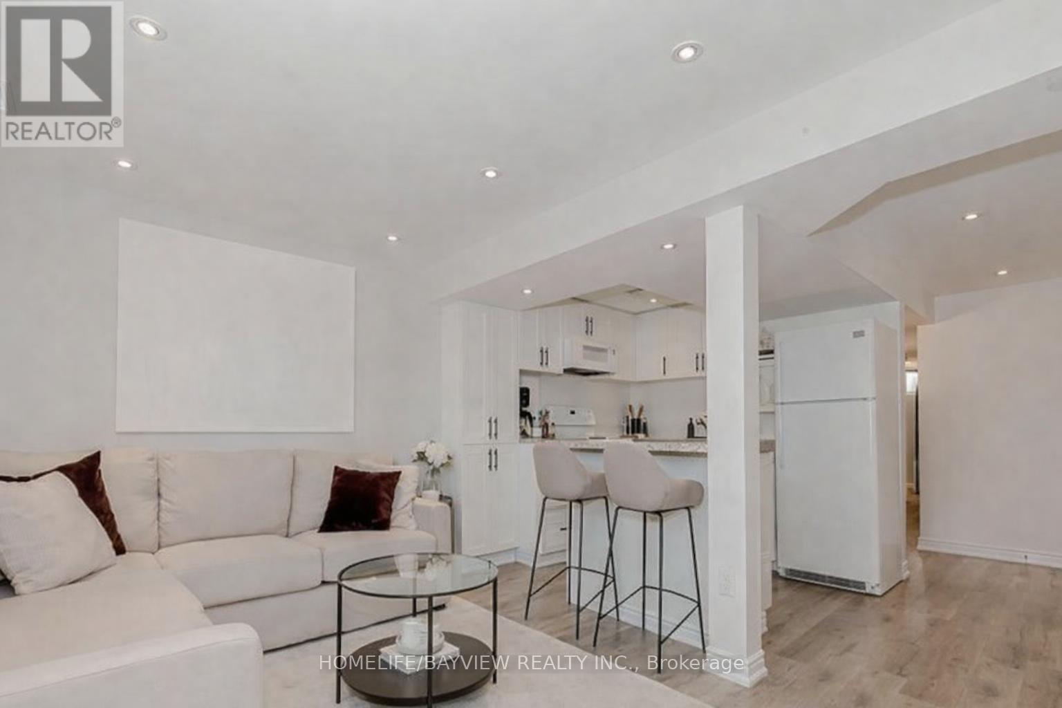 3542 Ashcroft Crescent, Mississauga, Ontario  L5C 2E7 - Photo 4 - W12945834