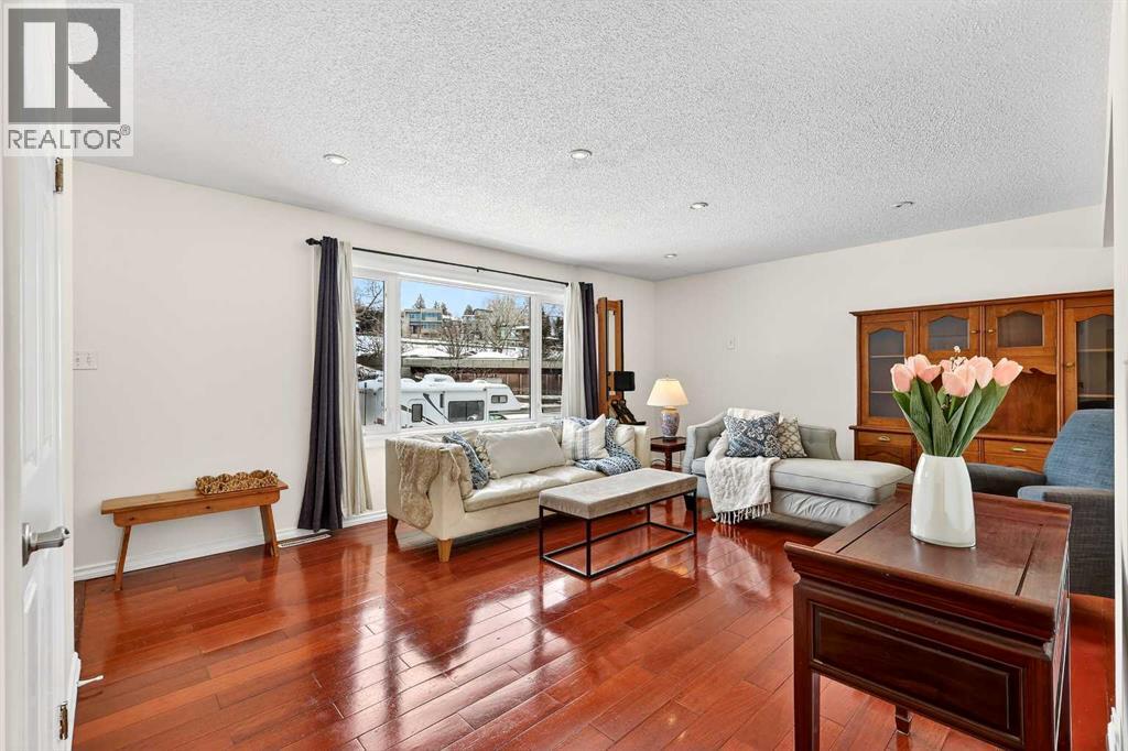 1323 University Drive NW, Calgary, Alberta  T2N 3Y8 - Photo 3 - A2296919