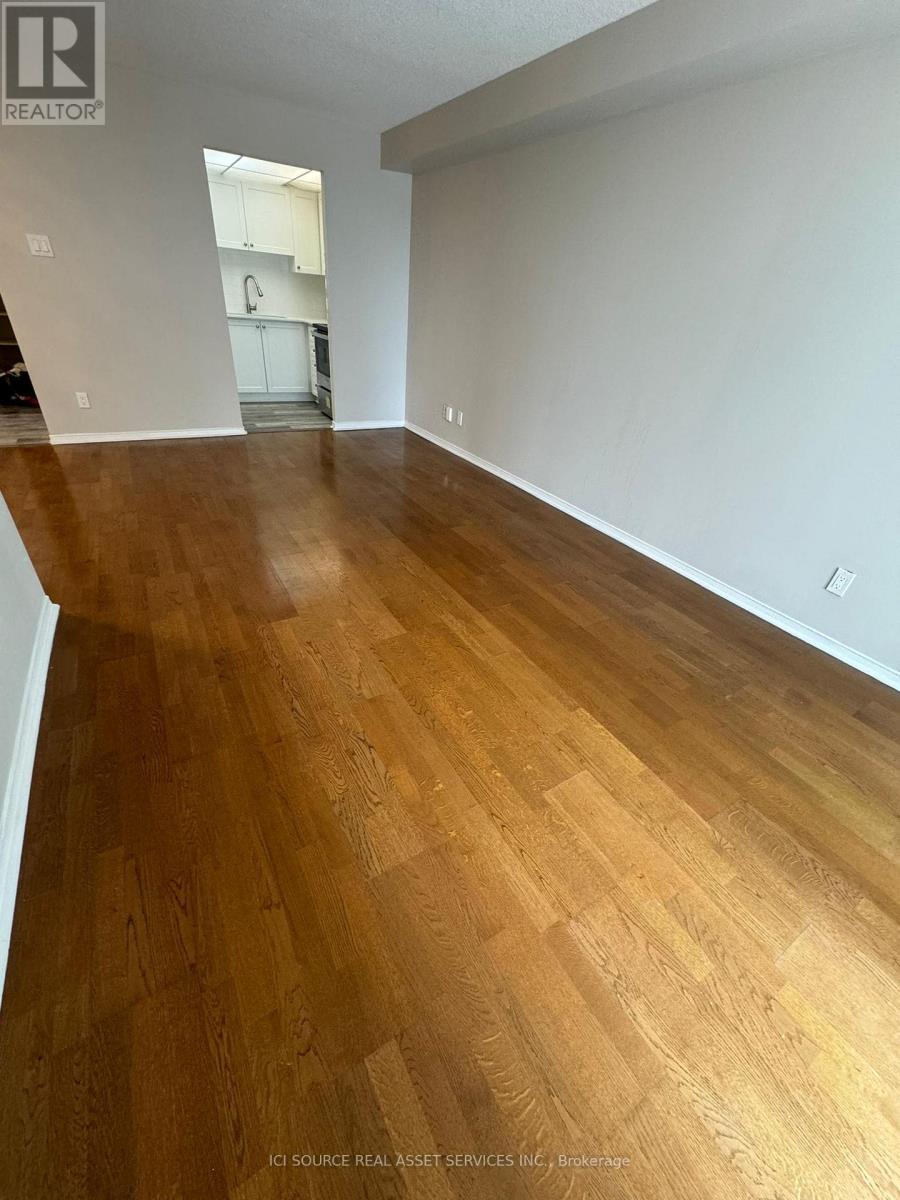 610 - 115 Hillcrest Avenue, Mississauga, Ontario  L5B 3Y9 - Photo 2 - W12949554