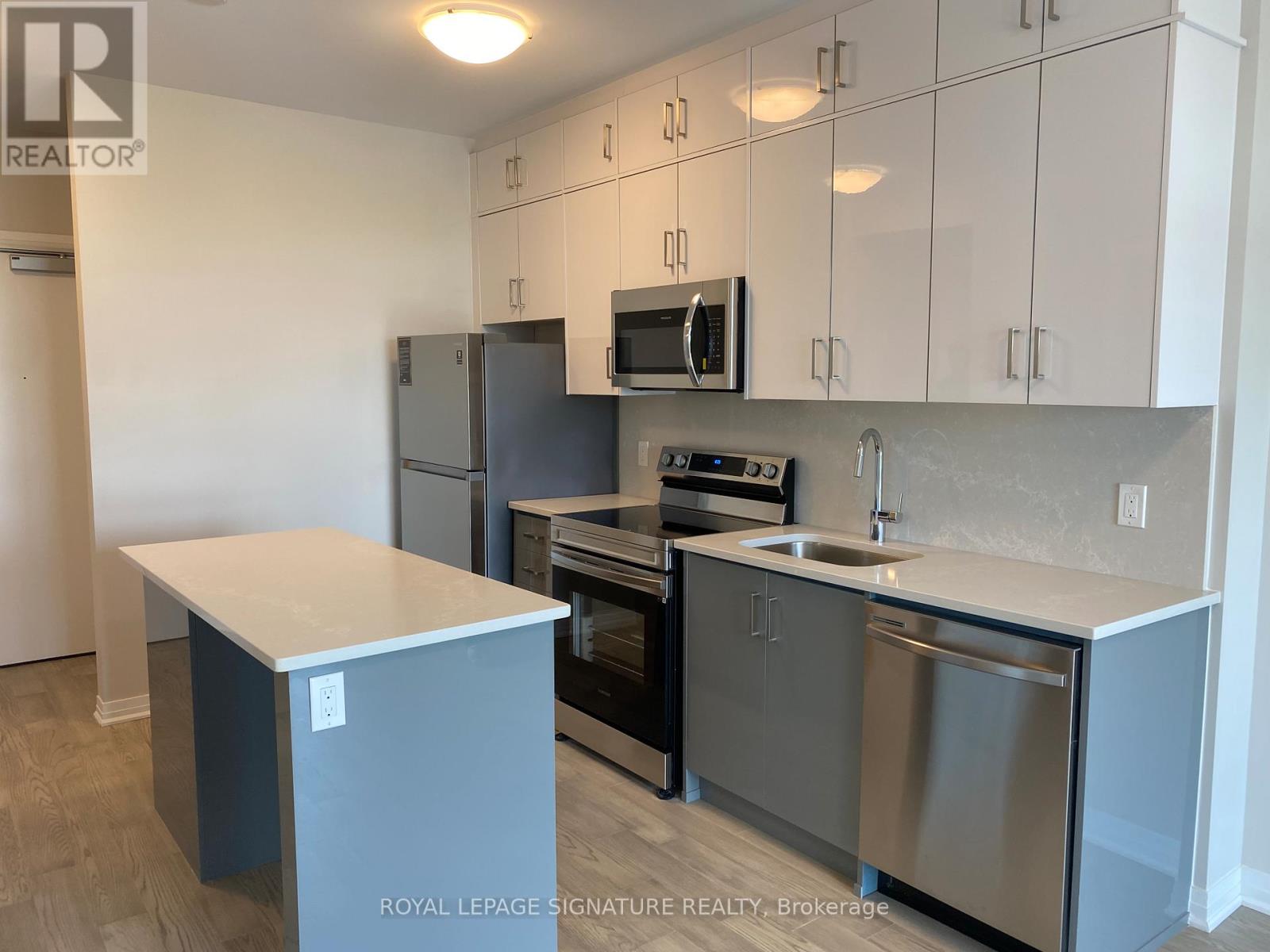 112 - 95 Dundas Street W, Oakville, Ontario  L5B 2T5 - Photo 3 - W12949564