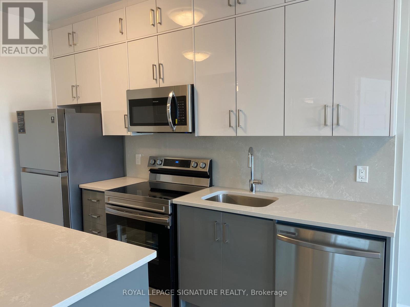 112 - 95 Dundas Street W, Oakville, Ontario  L5B 2T5 - Photo 4 - W12949564