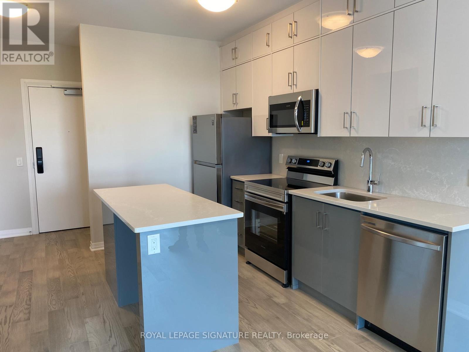 112 - 95 Dundas Street W, Oakville, Ontario  L5B 2T5 - Photo 5 - W12949564