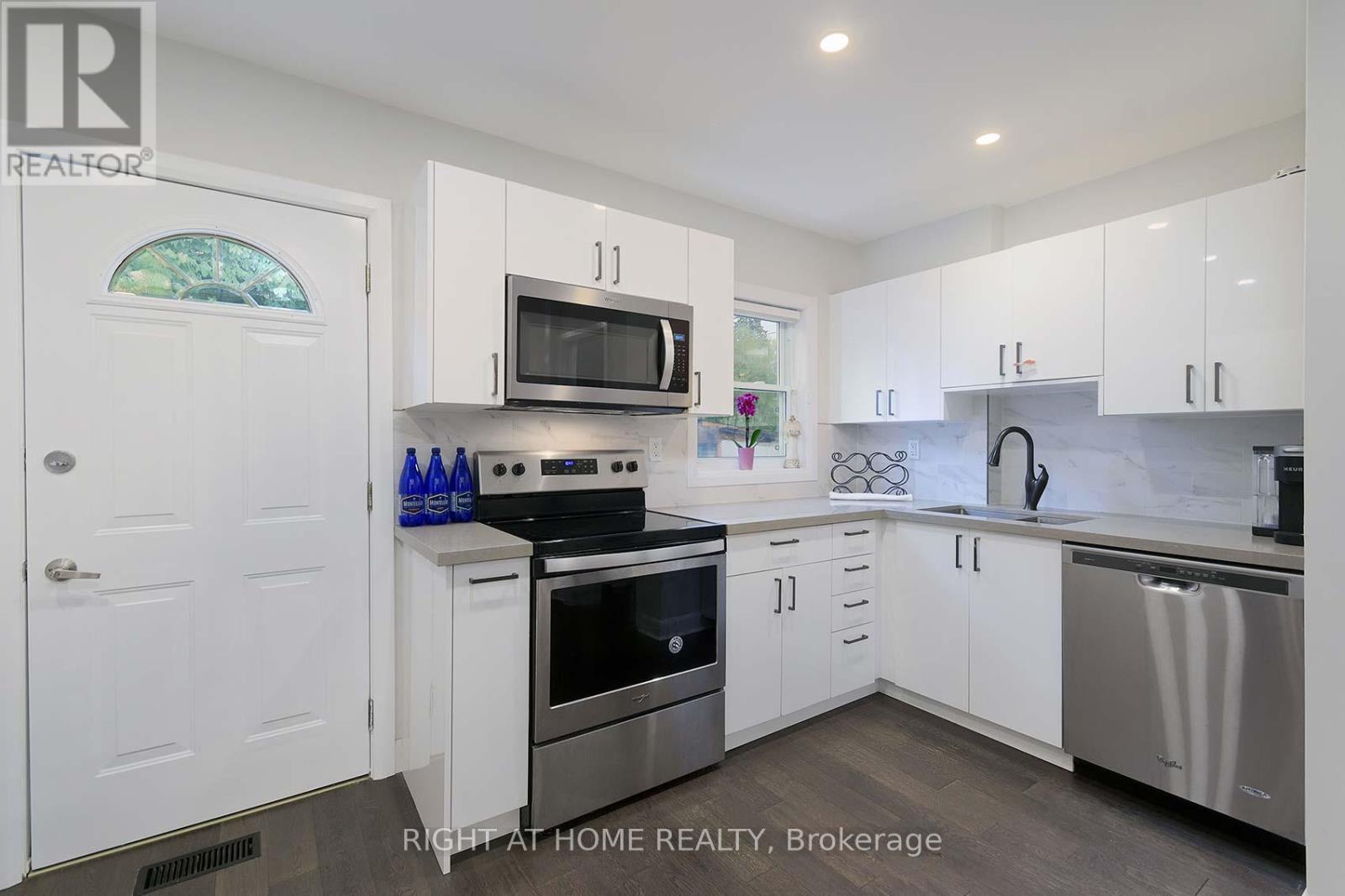 48 Van Stassen Boulevard, Toronto, Ontario  M6S 2N5 - Photo 11 - W12949612