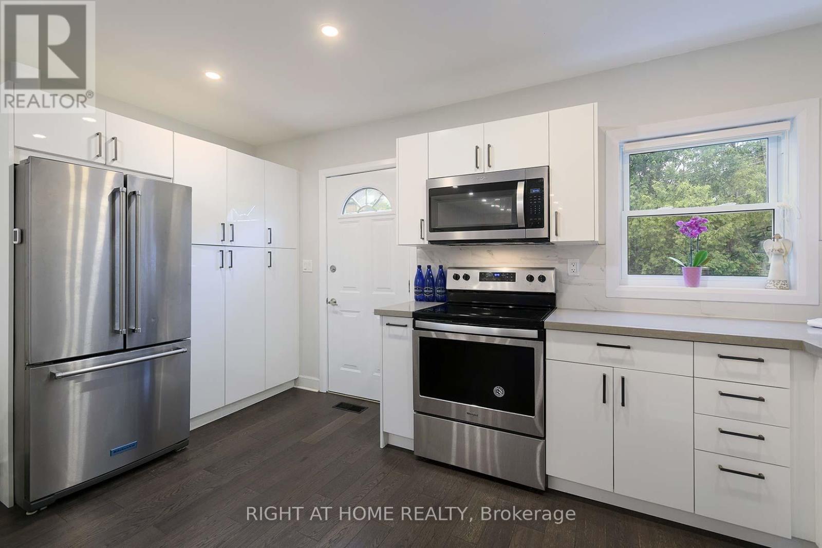 48 Van Stassen Boulevard, Toronto, Ontario  M6S 2N5 - Photo 13 - W12949612