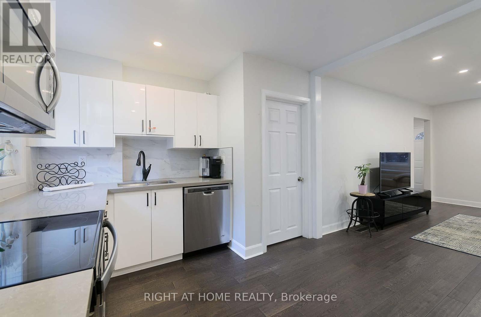 48 Van Stassen Boulevard, Toronto, Ontario  M6S 2N5 - Photo 14 - W12949612