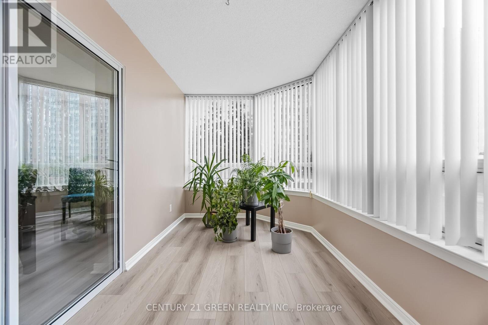 203 - 135 Hillcrest Avenue, Mississauga, Ontario  L5B 4B1 - Photo 17 - W12949648