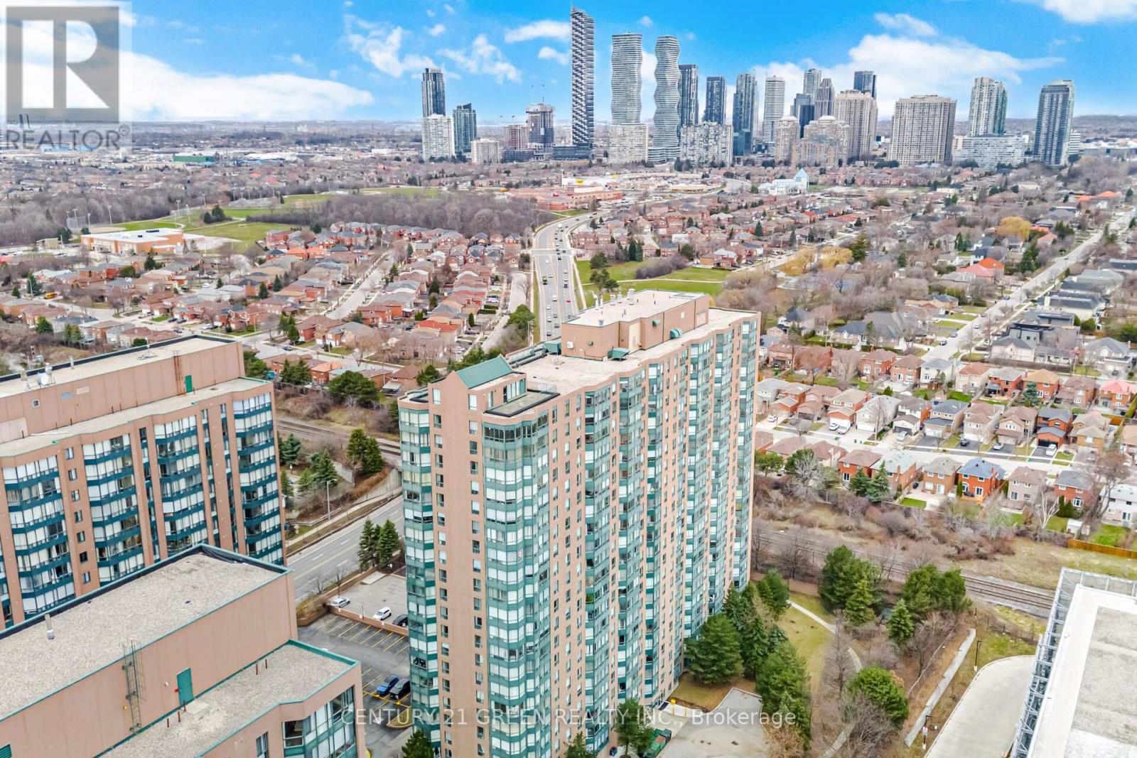 203 - 135 Hillcrest Avenue, Mississauga, Ontario  L5B 4B1 - Photo 2 - W12949648