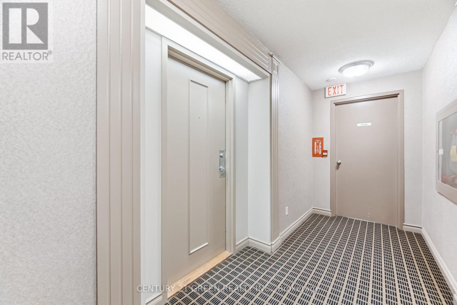 203 - 135 Hillcrest Avenue, Mississauga, Ontario  L5B 4B1 - Photo 6 - W12949648