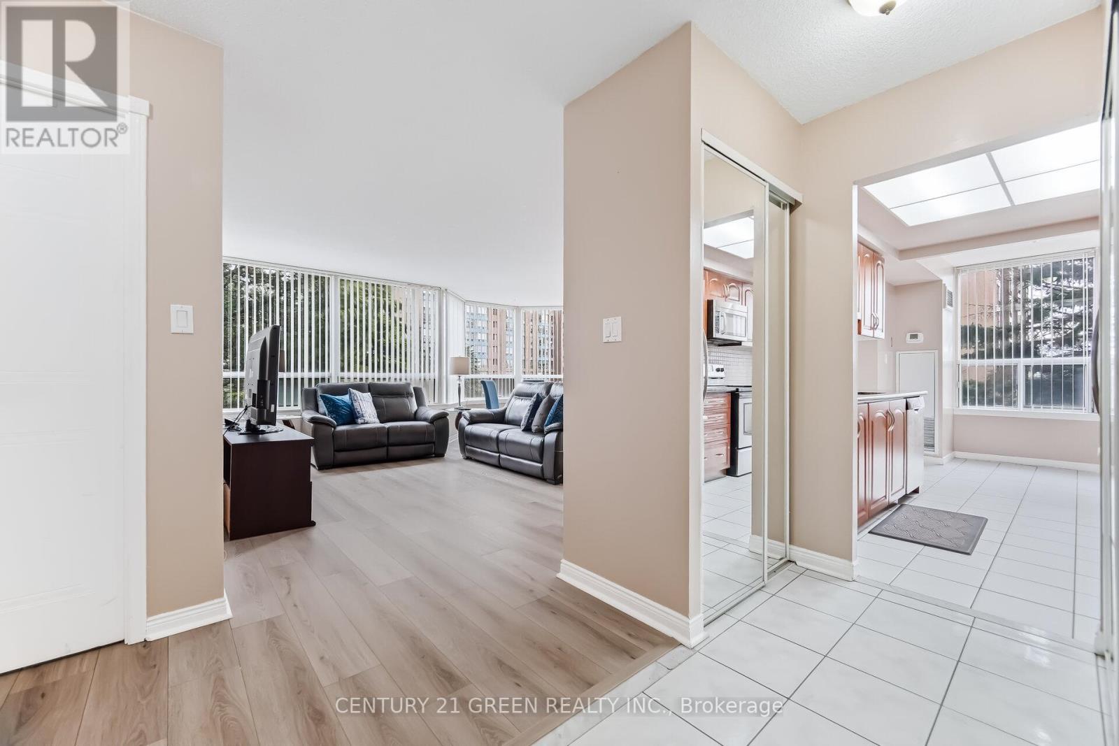 203 - 135 Hillcrest Avenue, Mississauga, Ontario  L5B 4B1 - Photo 9 - W12949648