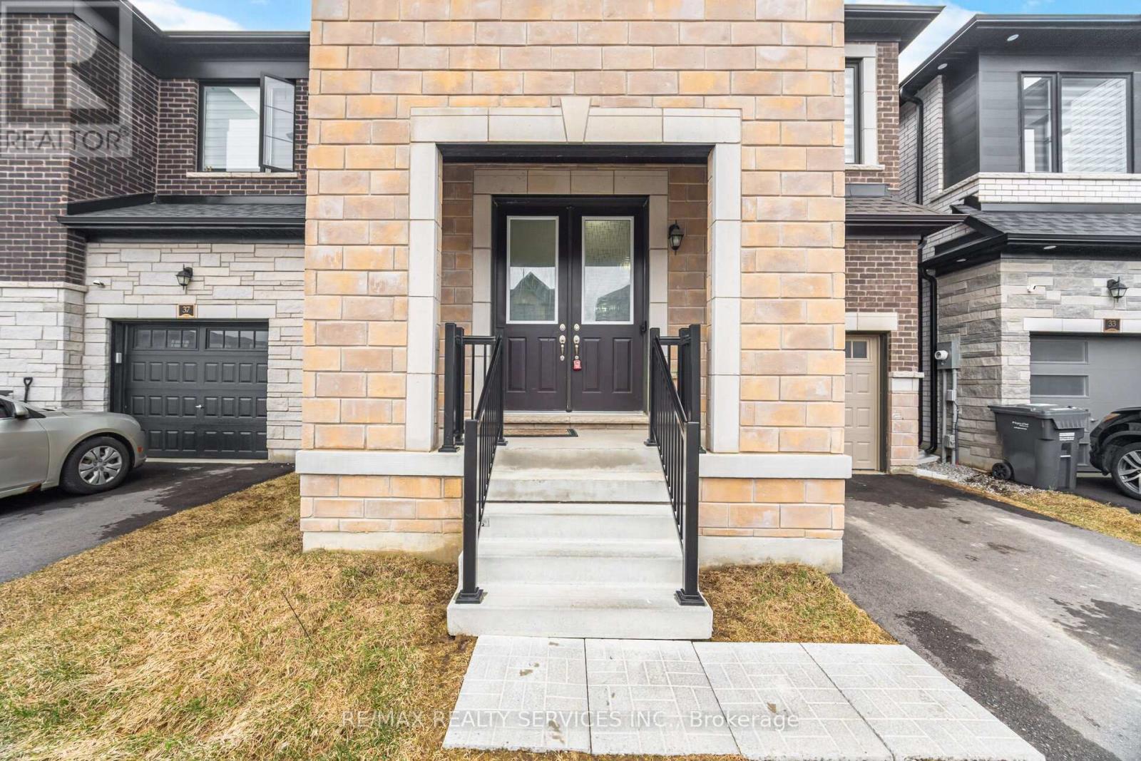 35 Del Grappa Street, Caledon, Ontario  L7C 1J6 - Photo 4 - W12949768