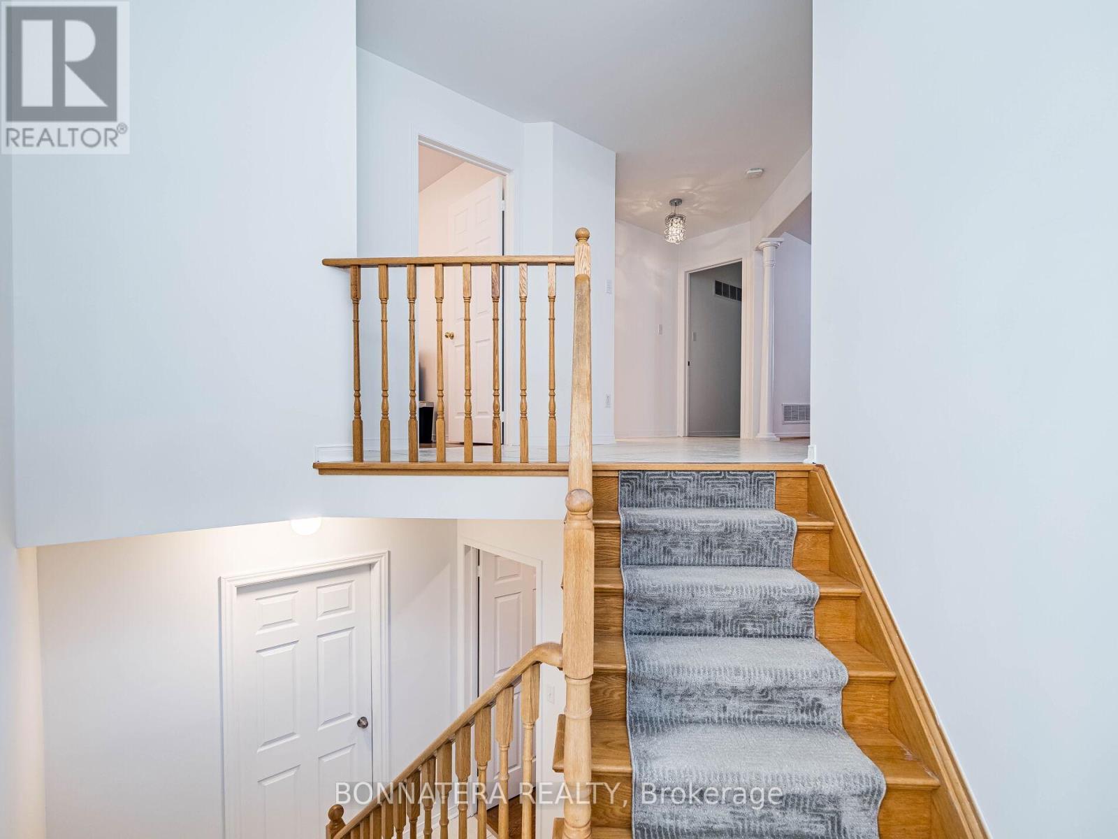 5471 Whitehorn Avenue, Mississauga, Ontario  L5V 1V5 - Photo 12 - W12949816