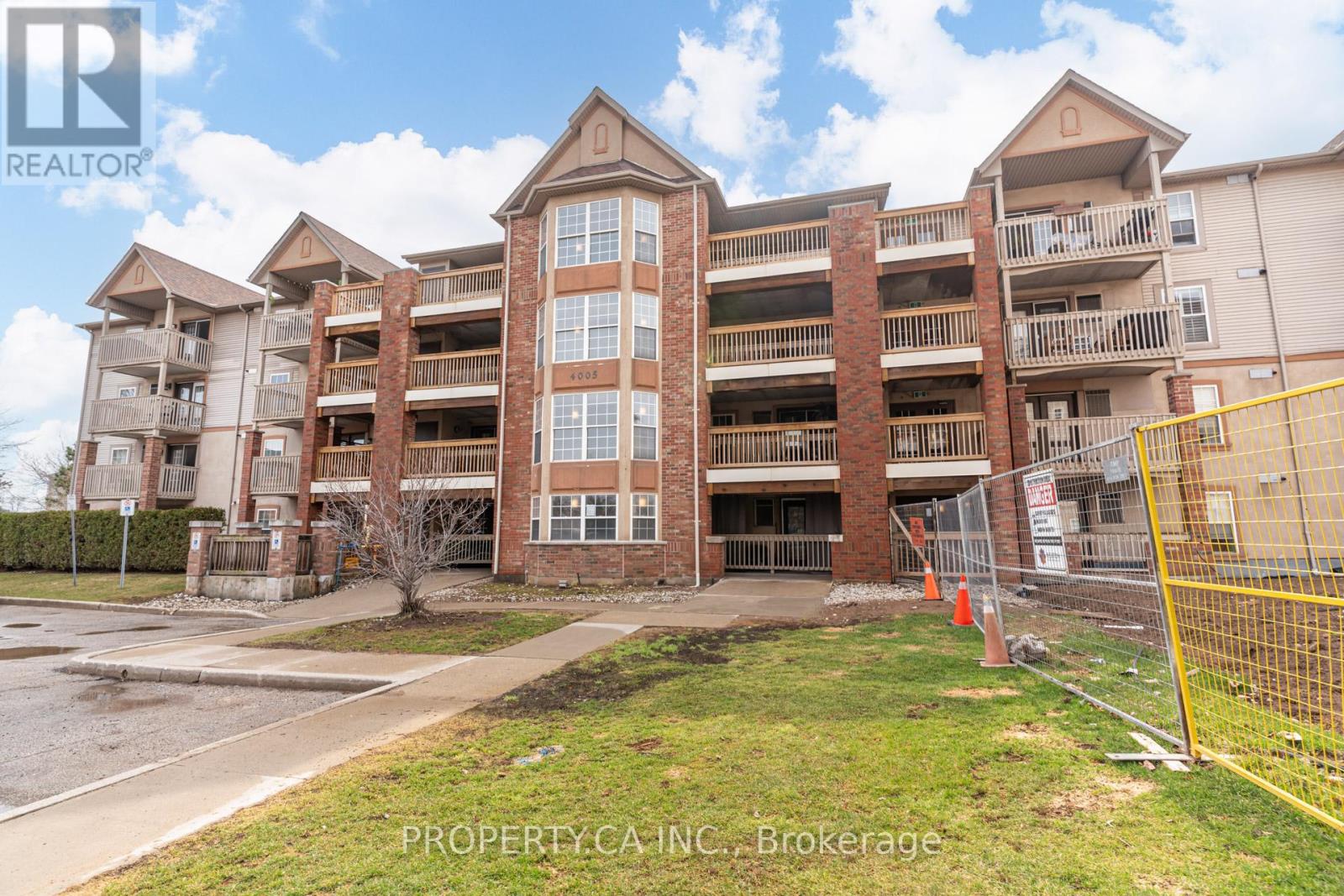 210 - 4005 Kilmer Drive, Burlington, Ontario  L7M 4M2 - Photo 3 - W12949822