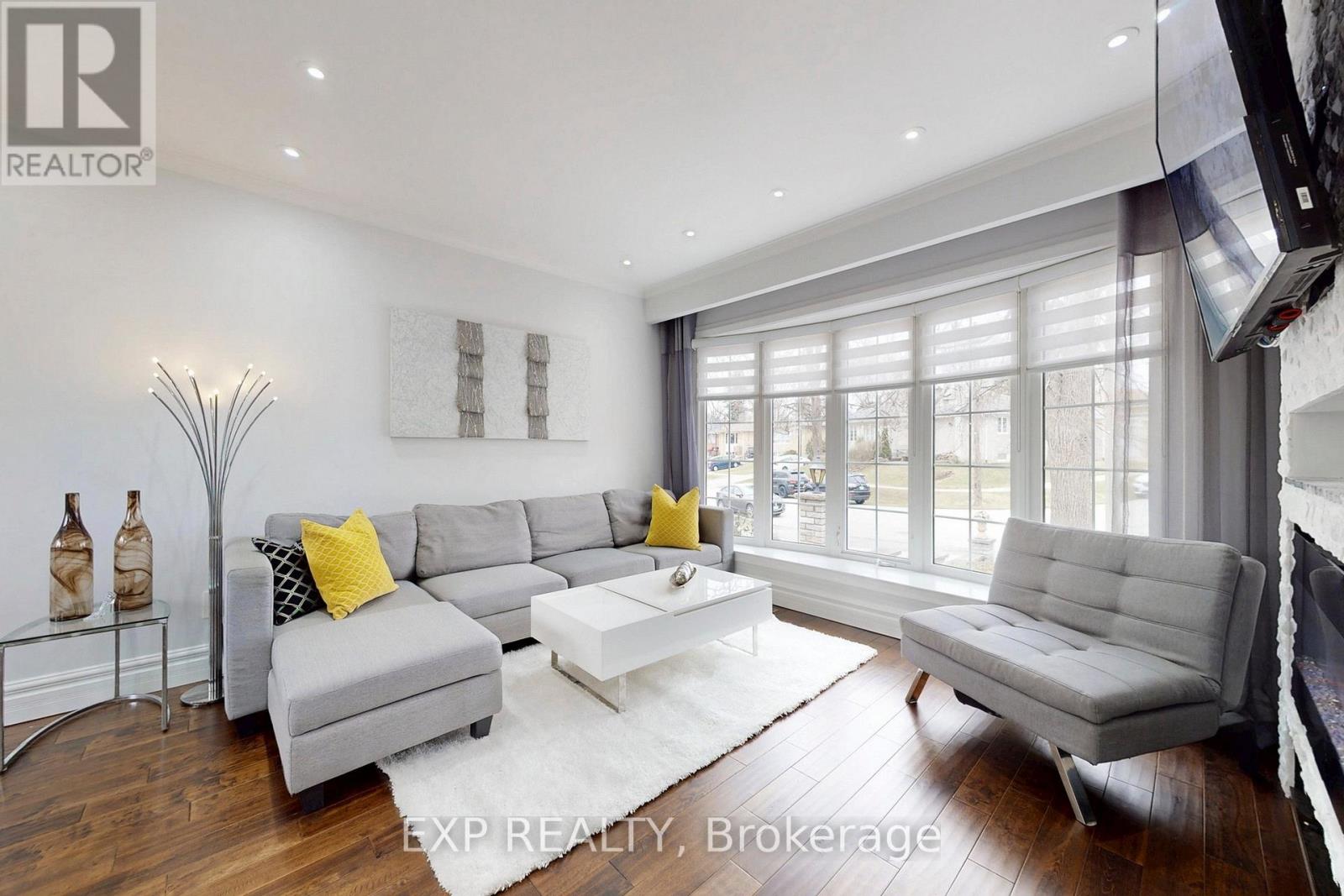 25 Mcmanus Road, Toronto, Ontario  M9P 2J9 - Photo 3 - W12949850