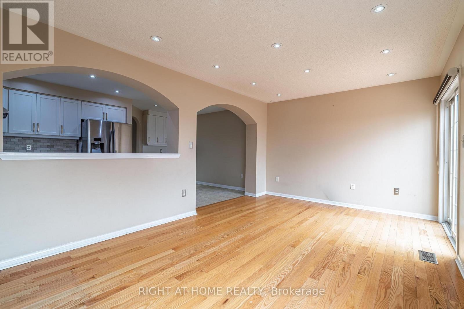 71 Herdwick Street, Brampton, Ontario  L6S 6L6 - Photo 7 - W12949890