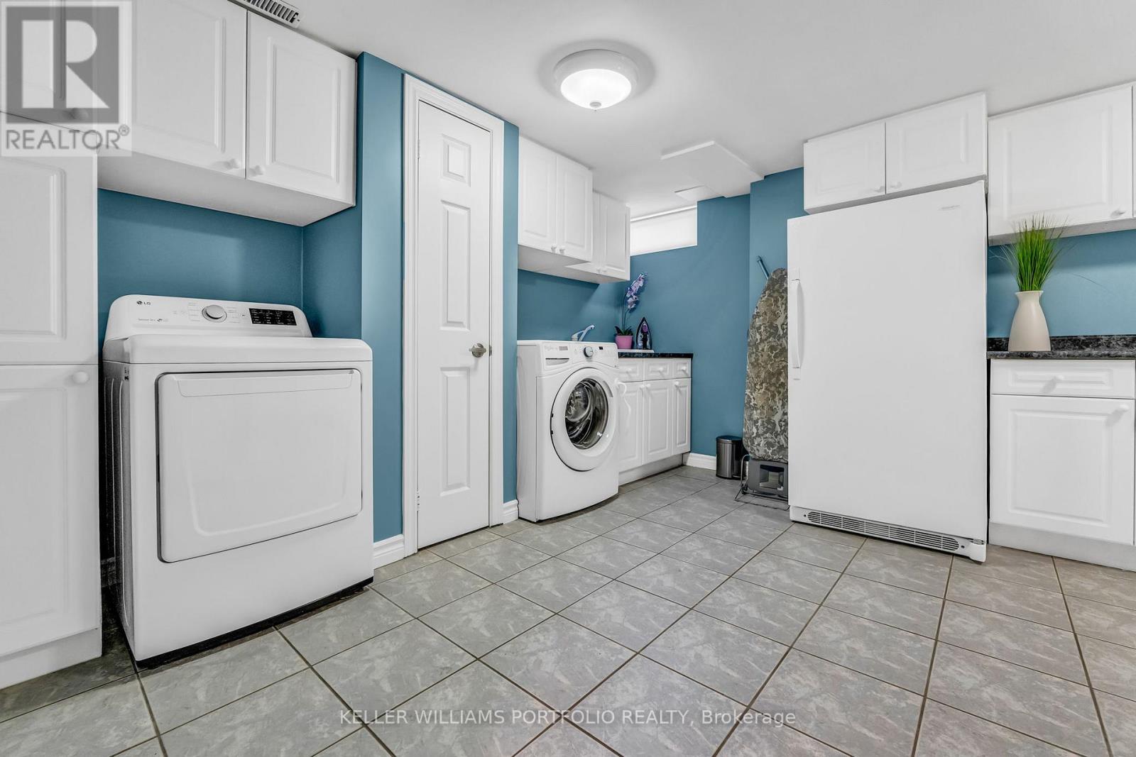 1123 Lakeshore Road E, Oakville, Ontario  L6J 1K9 - Photo 33 - W12949898