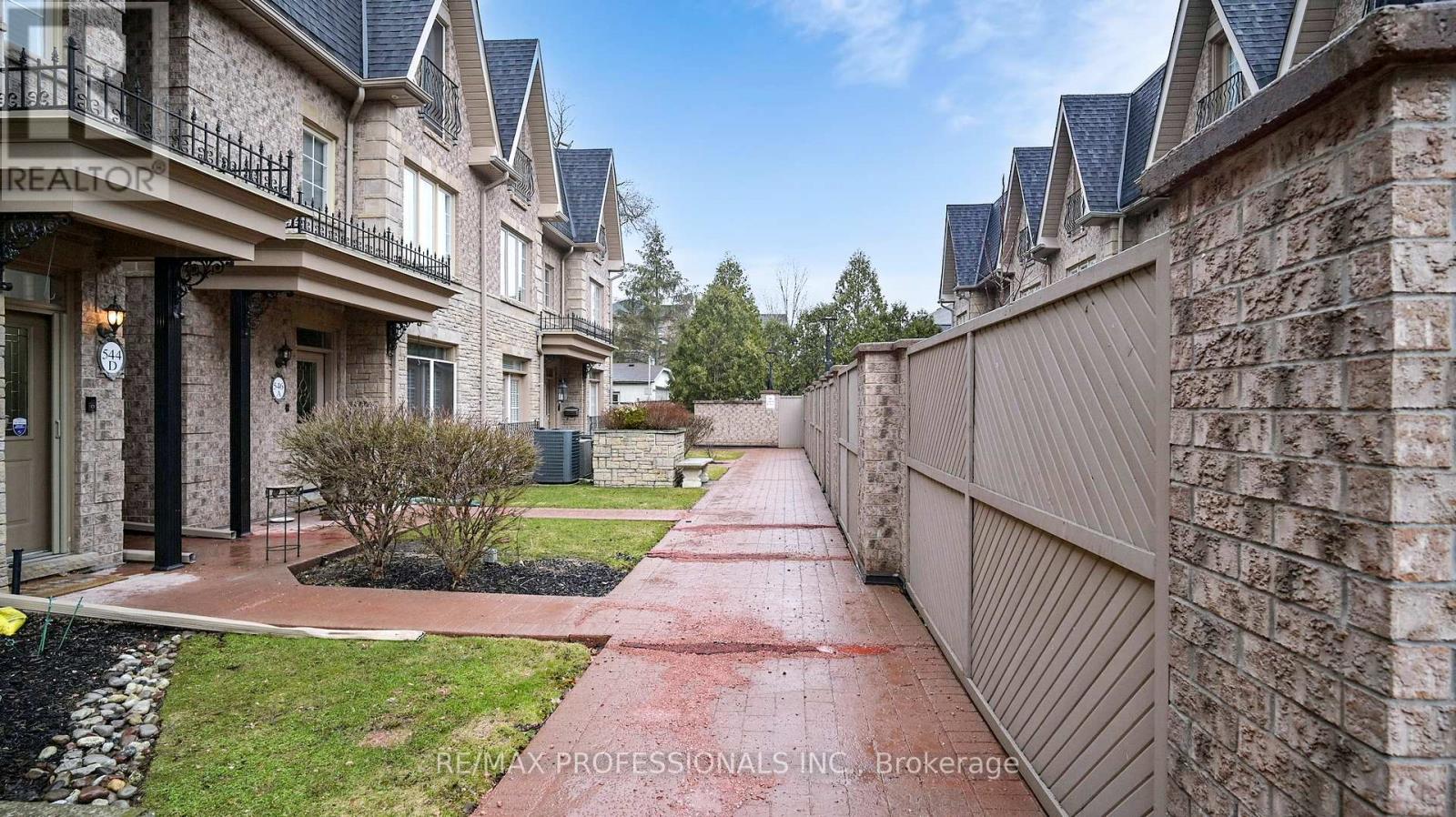 544d Scarlett Road, Toronto, Ontario  M9P 2S2 - Photo 3 - W12949940