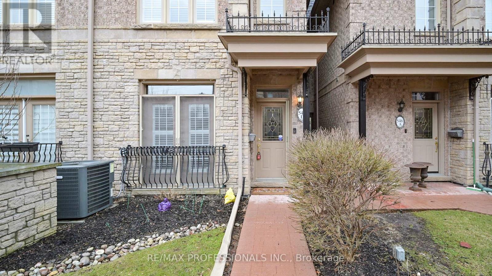 544d Scarlett Road, Toronto, Ontario  M9P 2S2 - Photo 4 - W12949940