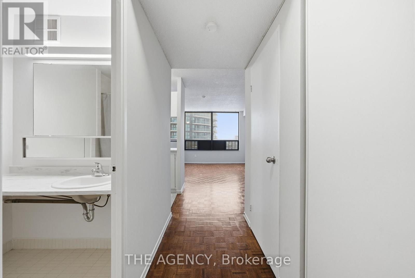 1302b - 2360 Dundas Street W, Toronto, Ontario  M6P 4B2 - Photo 2 - W12949976