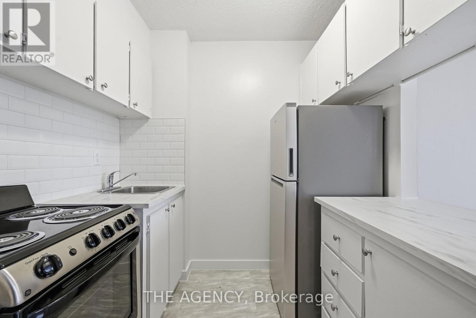 1302b - 2360 Dundas Street W, Toronto, Ontario  M6P 4B2 - Photo 7 - W12949976