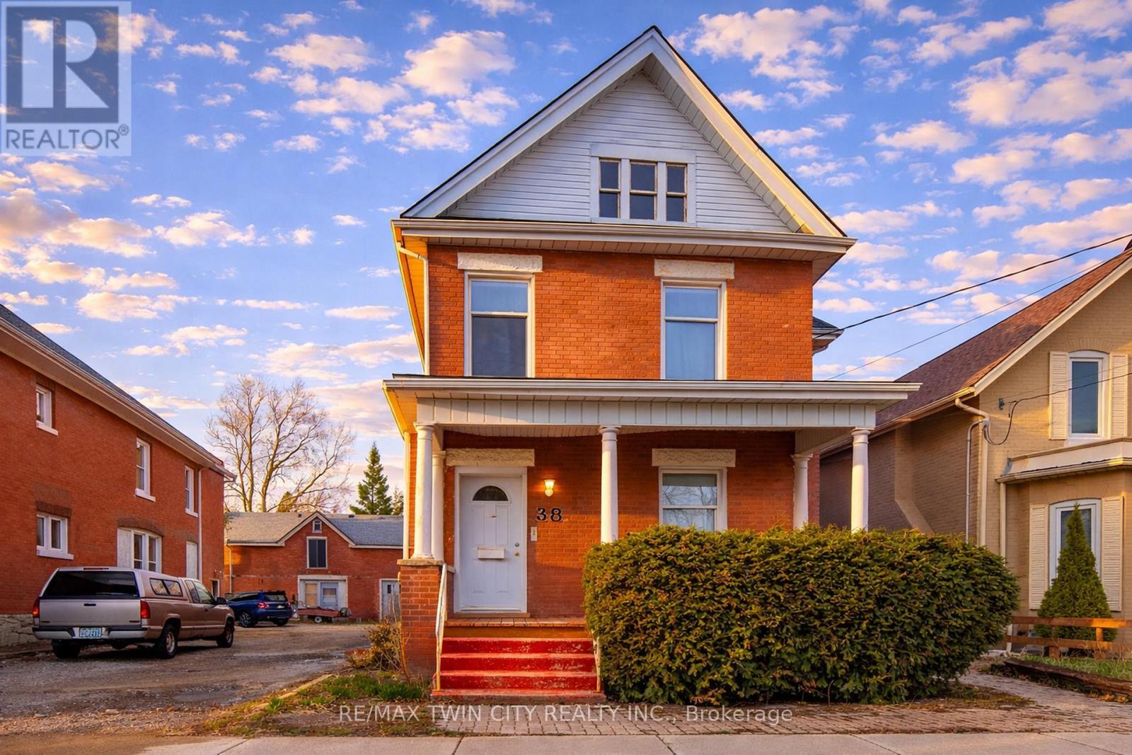 38 Nelson Street, Brantford, Ontario  N3T 2M8 - Photo 2 - X12793414