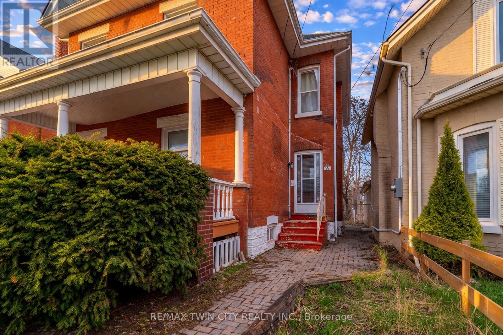 38 Nelson Street, Brantford, Ontario  N3T 2M8 - Photo 3 - X12793414