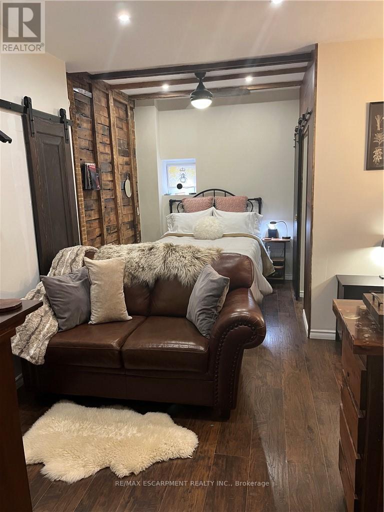 B - 56 King Street W, Hamilton, Ontario  L9H 1T8 - Photo 4 - X12949970