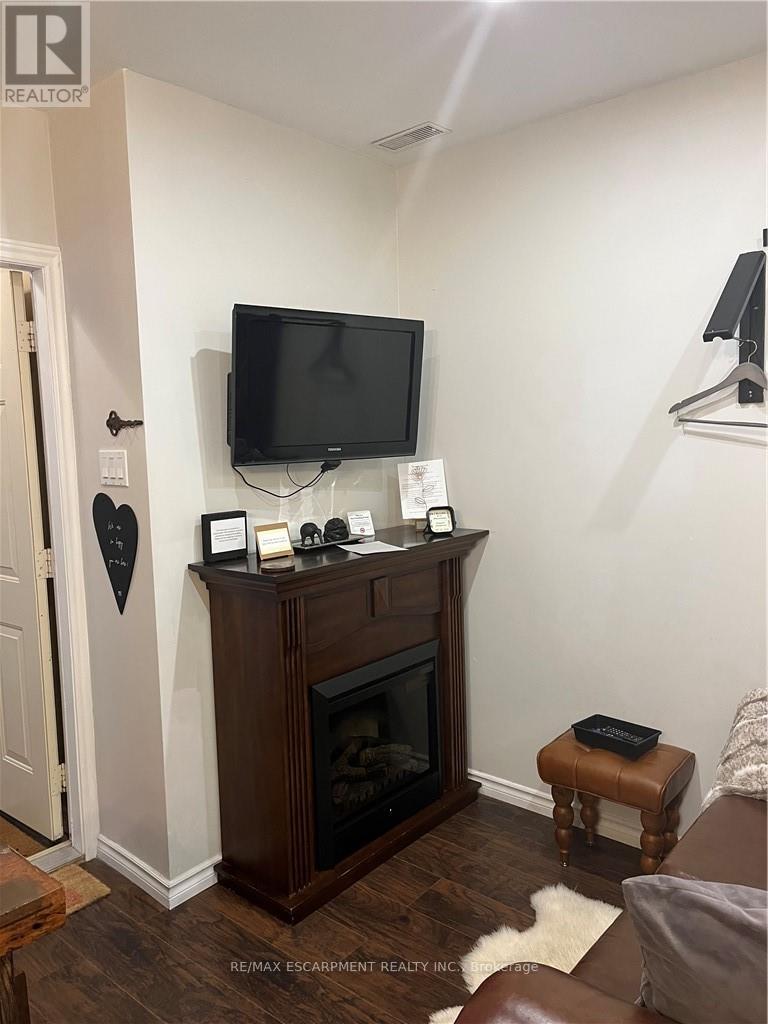 B - 56 King Street W, Hamilton, Ontario  L9H 1T8 - Photo 5 - X12949970