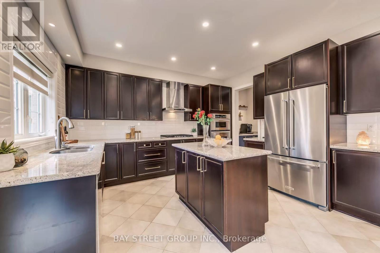 1087 Kestell Boulevard, Oakville, Ontario  L6H 7M5 - Photo 18 - W12921266