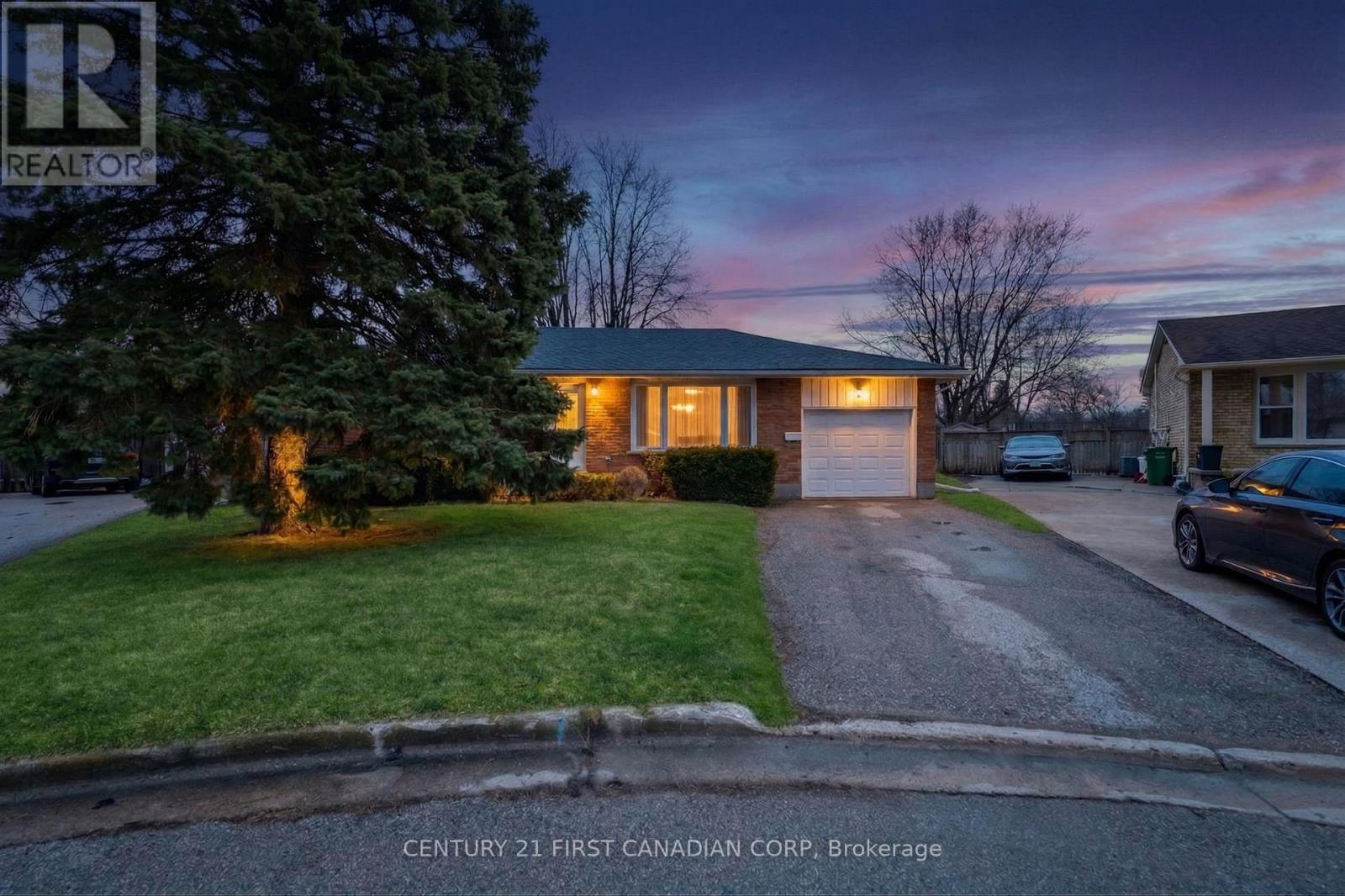 7 Howard Place, St. Thomas, Ontario  N5R 1E8 - Photo 2 - X12950110