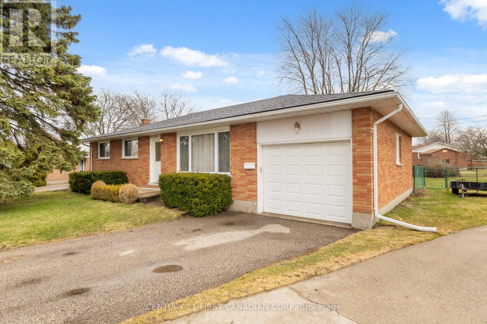 7 Howard Place, St. Thomas, Ontario  N5R 1E8 - Photo 4 - X12950110