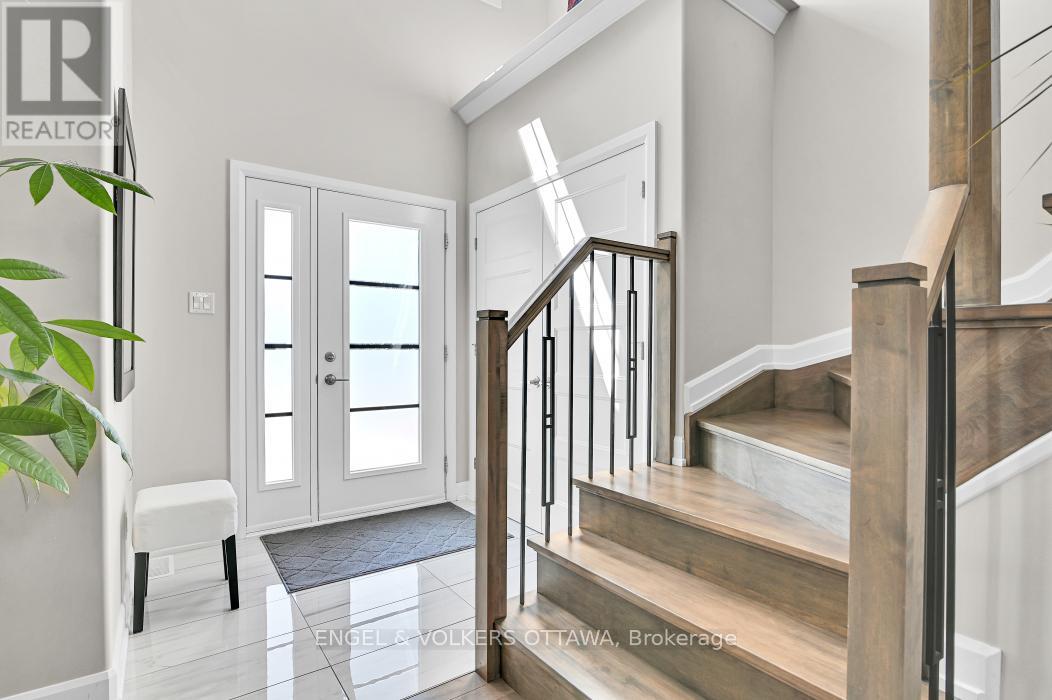 313 St Tropez Street, Russell, Ontario  K0A 1W0 - Photo 4 - X12950088