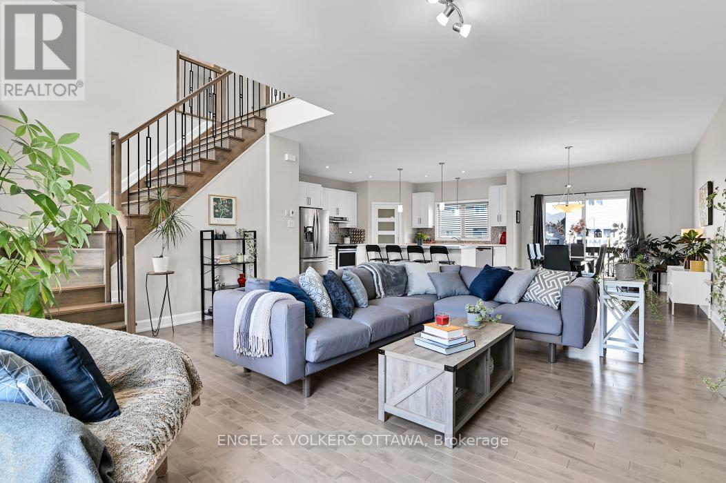 313 St Tropez Street, Russell, Ontario  K0A 1W0 - Photo 5 - X12950088