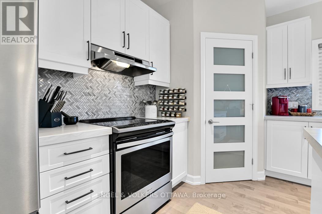 313 St Tropez Street, Russell, Ontario  K0A 1W0 - Photo 7 - X12950088