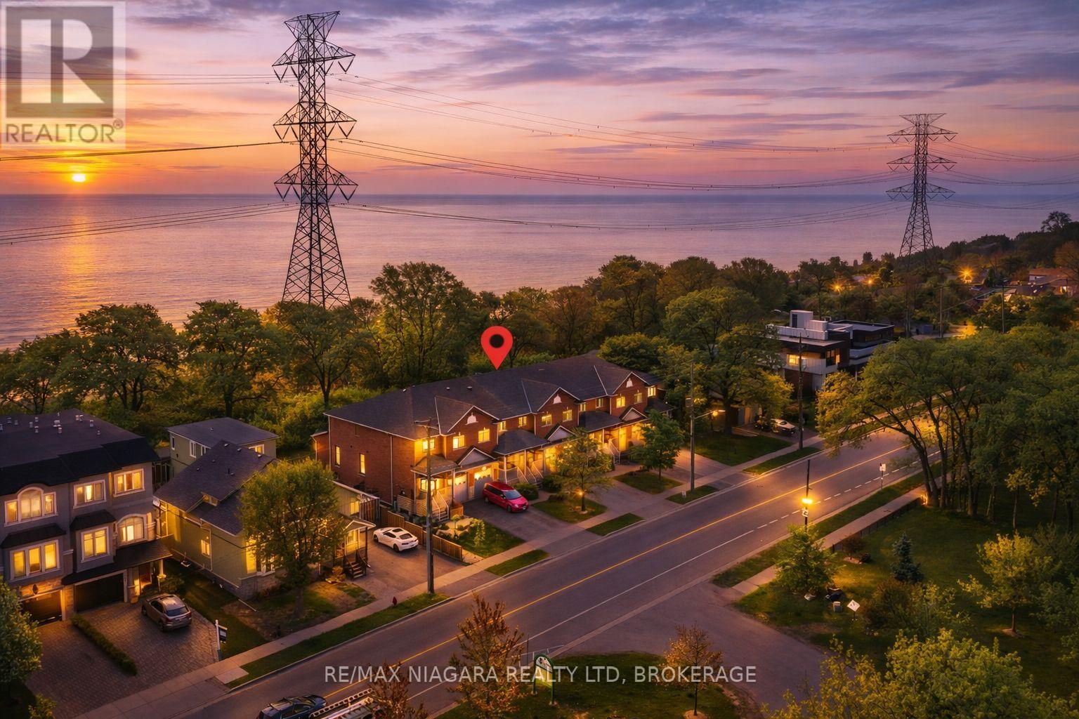 1069 Beach Boulevard, Hamilton (Hamilton Beach), Ontario  L8H 6Z9 - Photo 3 - X12950128